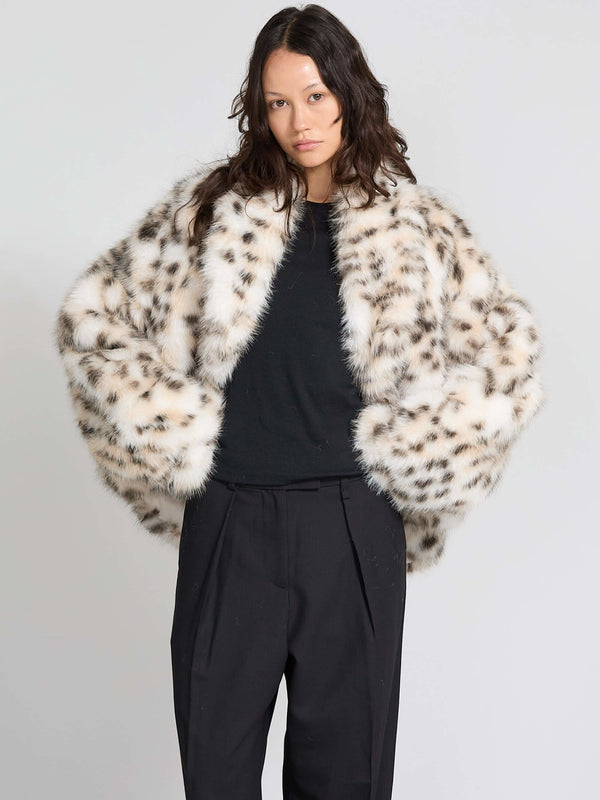 Lækker MEOTINE pelsjakke med leopardmønster, der giver et stilfuldt og luksuriøst look til enhver lejlighed.