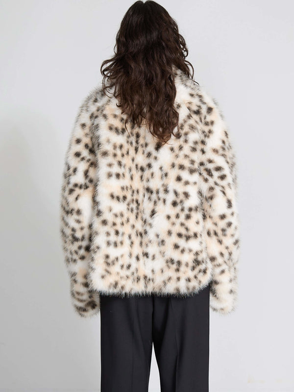 Lækker MEOTINE leopardmønstret jakke med blødt pelslook, set bagfra, perfekt til en trendy og varm stil.