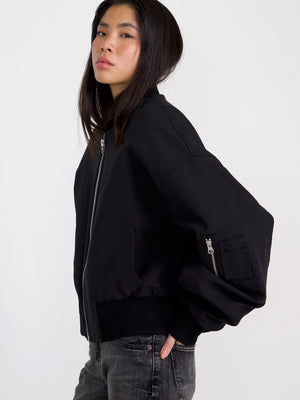 Sort bomberjakke med lynlås og rummelige ærmer, perfekt til en afslappet stil. MEOTINE tilføjer et moderne touch.