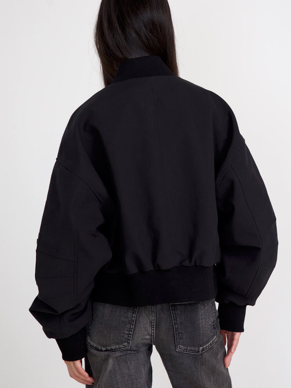 Sort bomberjakke med puffede ærmer og ribkant, perfekt til en afslappet stil. MEOTINE tilføjer et moderne touch.