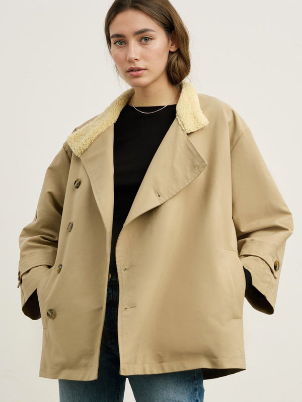 MEOTINE beige jakke med blød pelskrave, perfekt til en stilfuld og varm vinterlook.