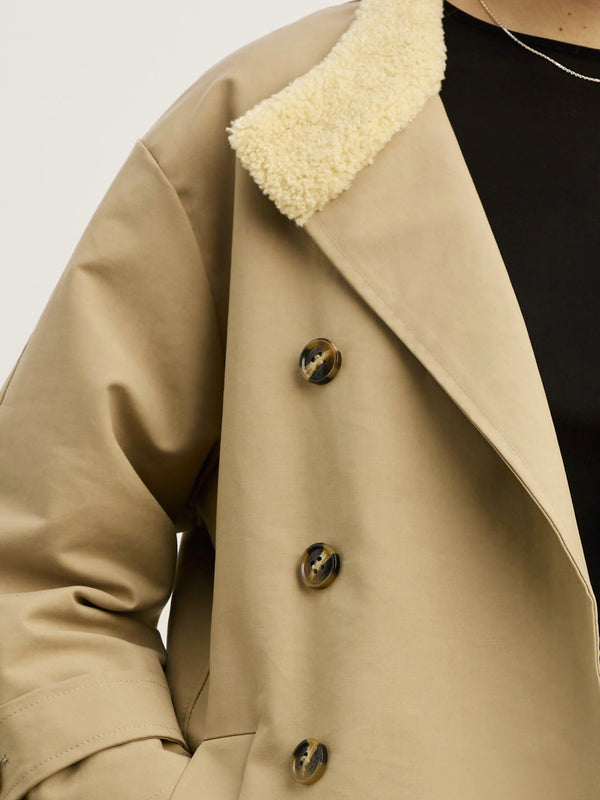 Beige jakke med blød, pelsagtig krave og store knapper, perfekt til en stilfuld og komfortabel påklædning fra MEOTINE.