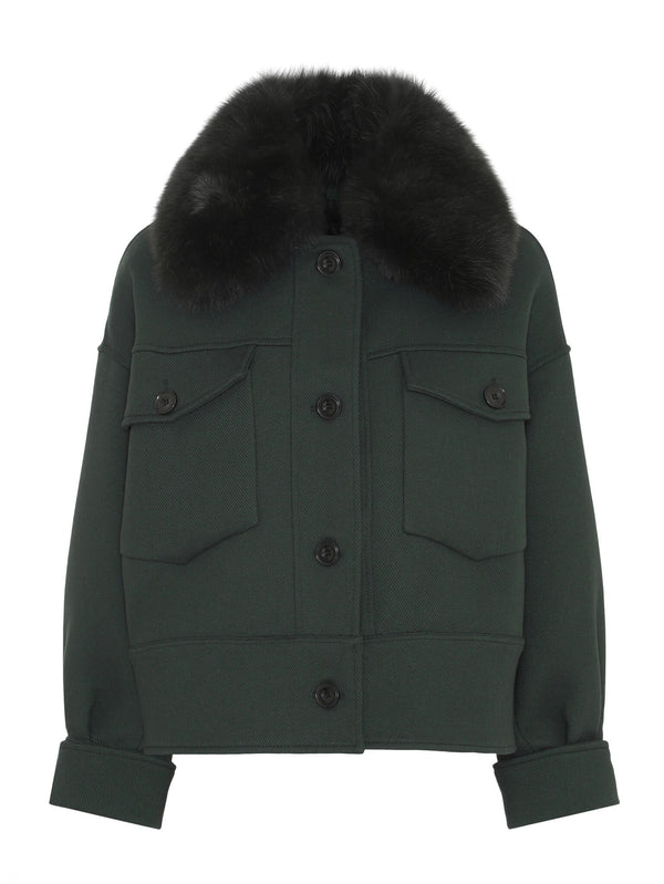 Grøn jakke med pelskrave og knaplukning, fra MEOTINE, med to brystlommer og en moderne, kort pasform.