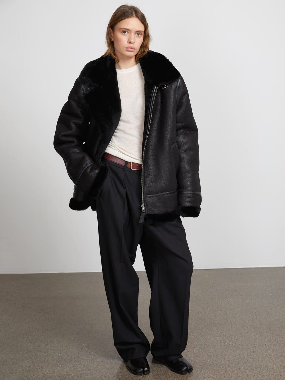 MEOTINE læderjakke med pelskrave, perfekt til stilfuld og varm vinterbeskyttelse.