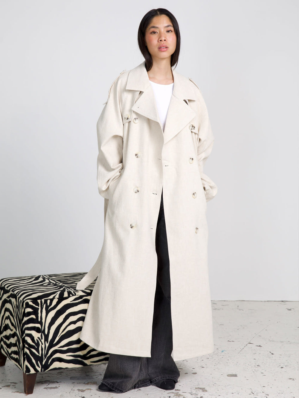 Elegant MEOTINE trenchcoat i lys beige, perfekt til enhver lejlighed. Stilfuld og moderne.