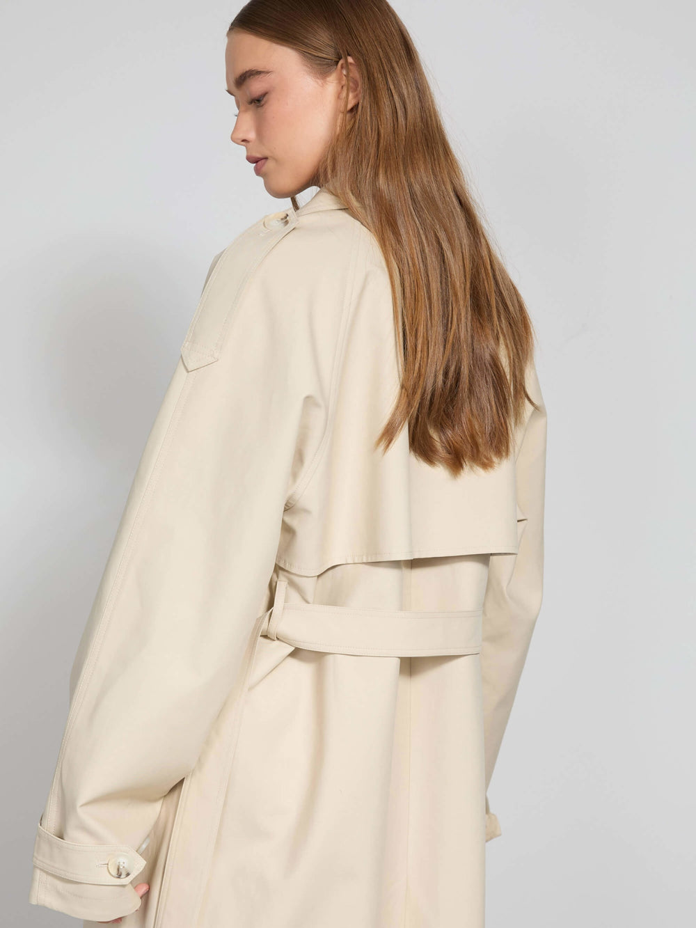 Elegant beige trenchcoat fra MEOTINE med bælte og klassisk snit, perfekt til enhver lejlighed.