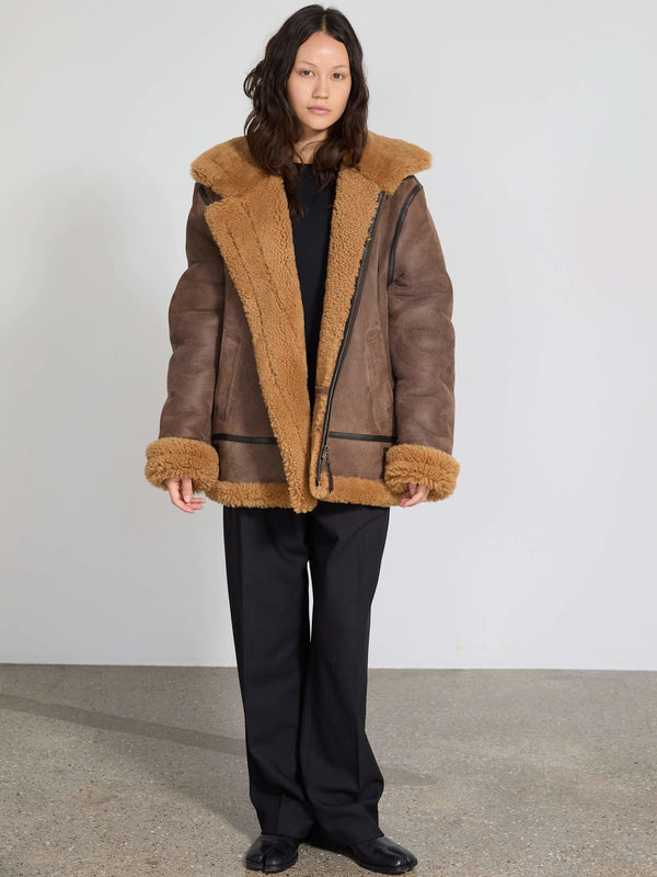 Brun shearling jakke med blød pelskrave og manchetter, perfekt til en stilfuld og varm vinterlook fra MEOTINE.