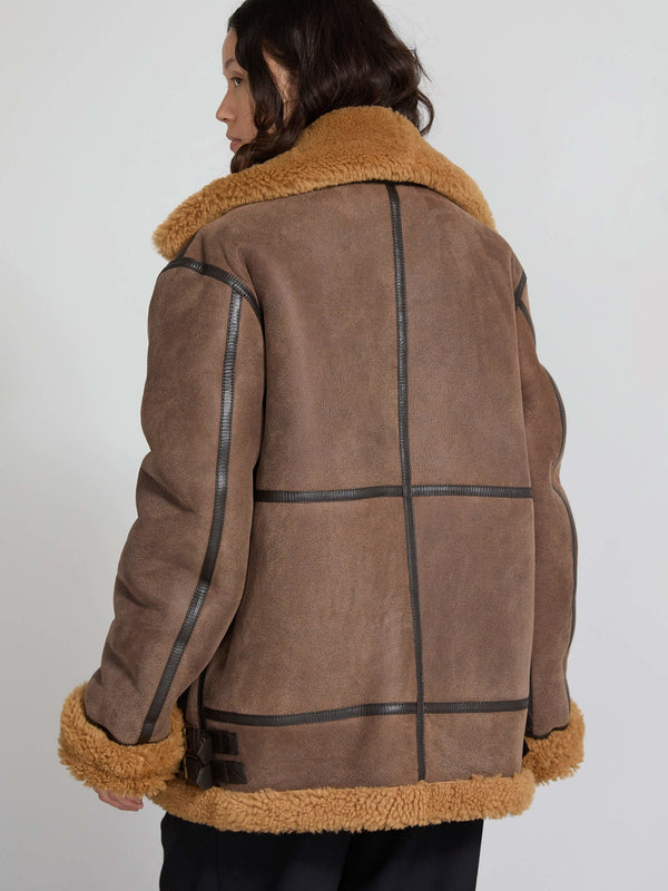 Brun jakke med faux fur-krave og detaljer, perfekt til kolde dage. MEOTINE kombinerer stil og komfort i dette design.