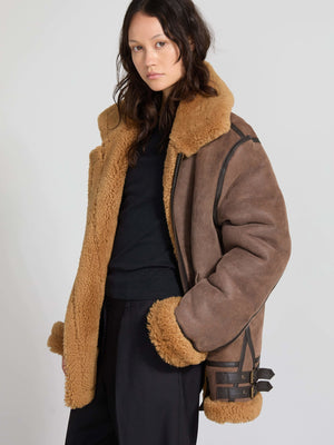 Brun shearling jakke med beige pelskrave og manchetter, perfekt til en stilfuld og varm vinterlook fra MEOTINE.