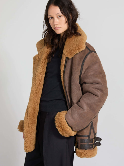 Brun shearling jakke med beige pelskrave og manchetter, perfekt til en stilfuld og varm vinterlook fra MEOTINE.