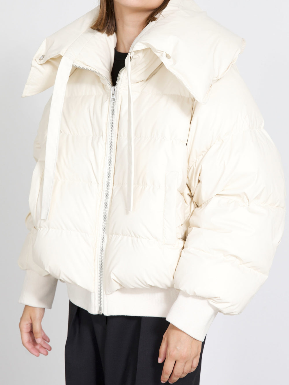 Oversized MEOTINE jakke i lys beige med puffer-design og høj krave, perfekt til kolde dage.
