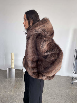 Luksuriøs brun pelsjakke fra MEOTINE med hætte, elegant snit og blødt materiale, perfekt til kolde dage.