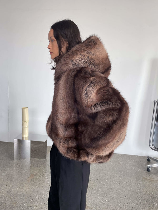 Luksuriøs brun pelsjakke fra MEOTINE med hætte, elegant snit og blødt materiale, perfekt til kolde dage.