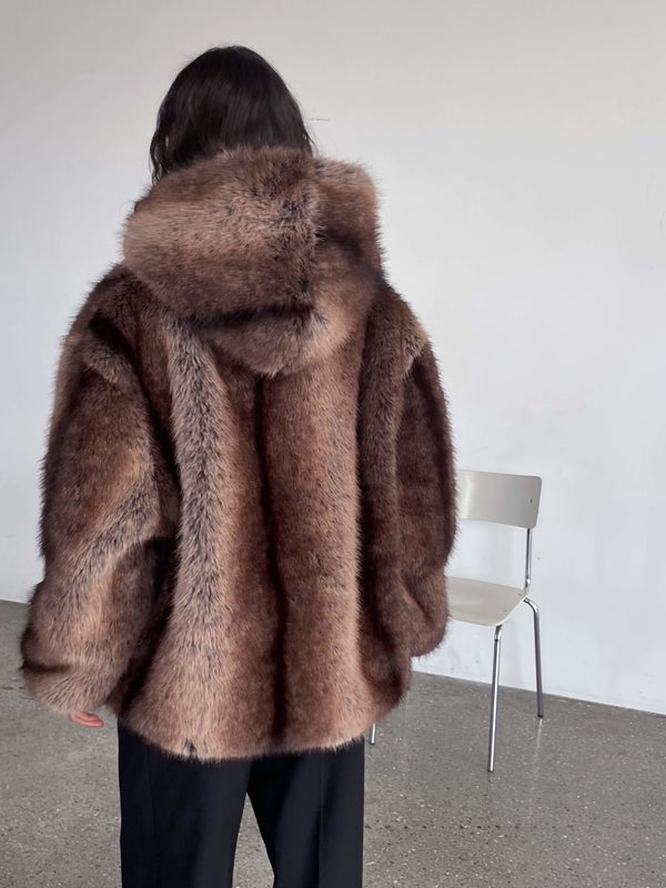 Brun pelsjakke med hætte fra MEOTINE, set bagfra, med en blød og fyldig tekstur, der skaber et luksuriøst look.