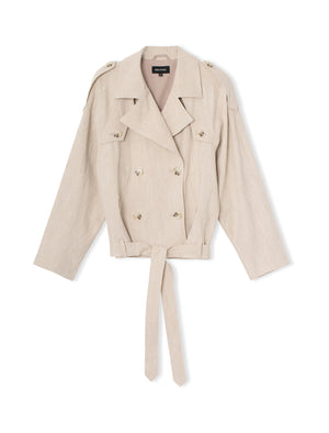 Beige trenchcoat med dobbeltradet knaplukning og bælte i taljen fra MEOTINE. Perfekt til forårs- og efterårslook.