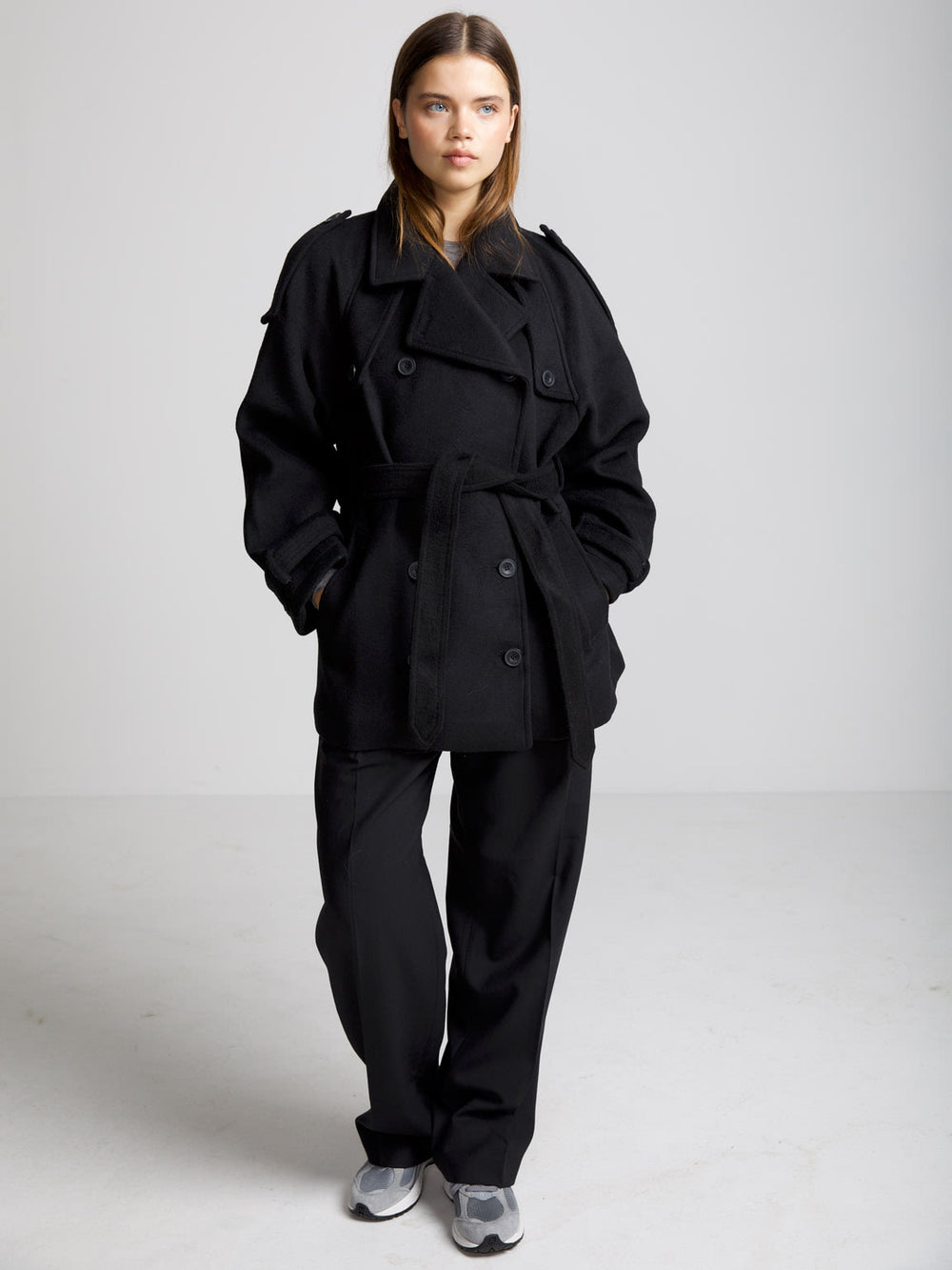 MEOTINE sort frakke med bælte og klassisk design, perfekt til stilfulde og varme outfits.