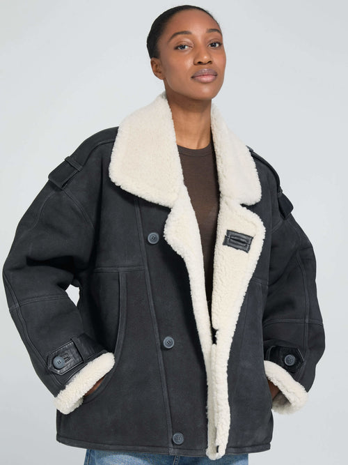 Oversized MEOTINE jakke med blødt pelsfor og klassisk krave, perfekt til koldere dage.